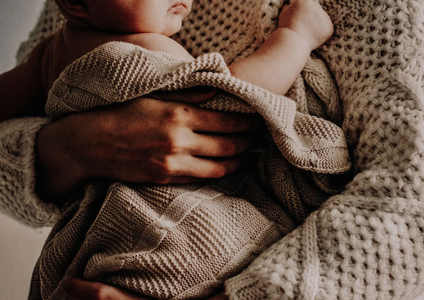 Frau Fotografin Isabelle Schiminski Familienfotografin aus Schlangenbad für Wiesbaden und den Rheingau. Neugeborenenfotografie. Newborn. Wochenbettfotografie. Dokumentarisch.