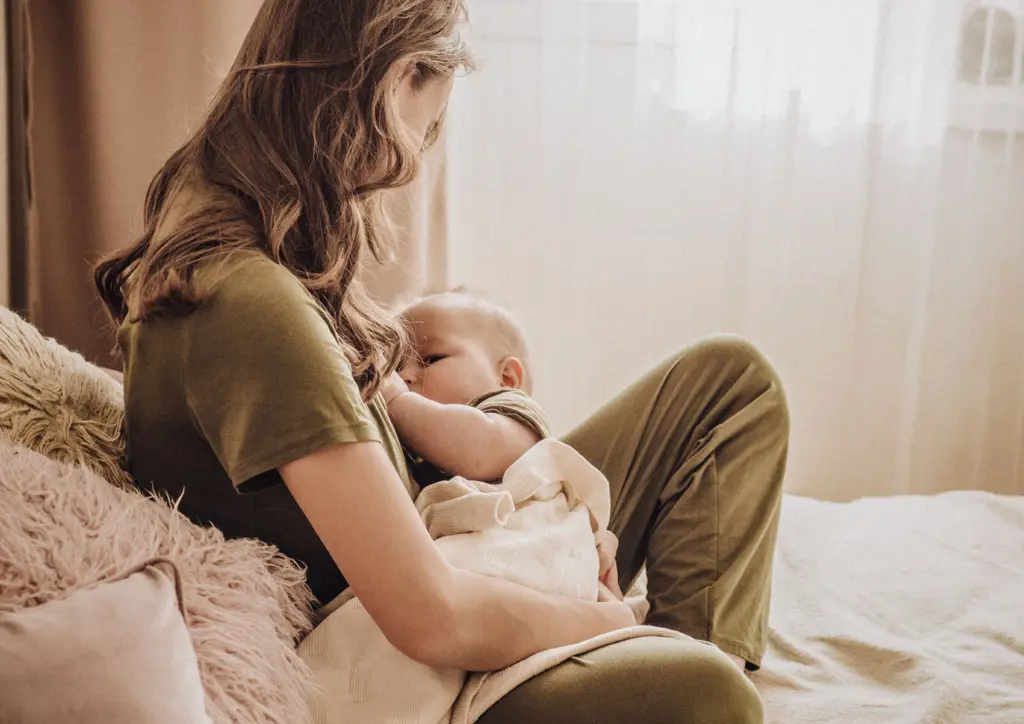 Frau Fotografin Isabelle Schiminski Familienfotografin aus Schlangenbad für Wiesbaden und den Rheingau. Neugeborenenfotografie. Newborn. Wochenbettfotografie. Dokumentarisch.