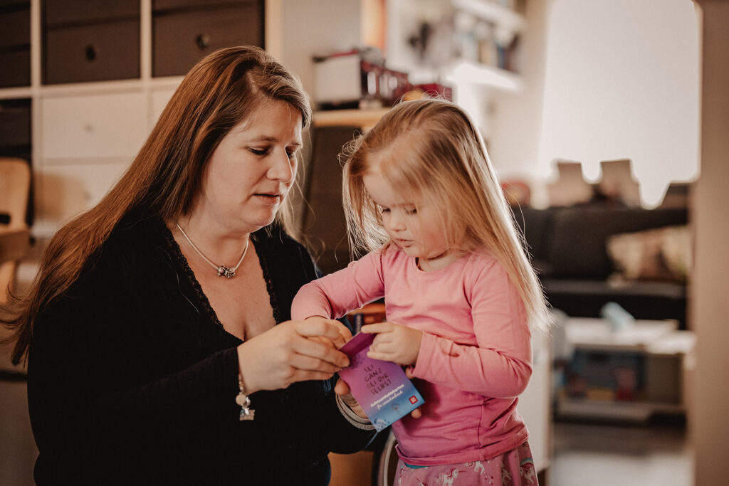 Frau Fotografin mit Namen Isabelle Schiminski aus Schlangenbad  Dokumentarische Familienfotografie für Wiesbaden und den Rheingau. 