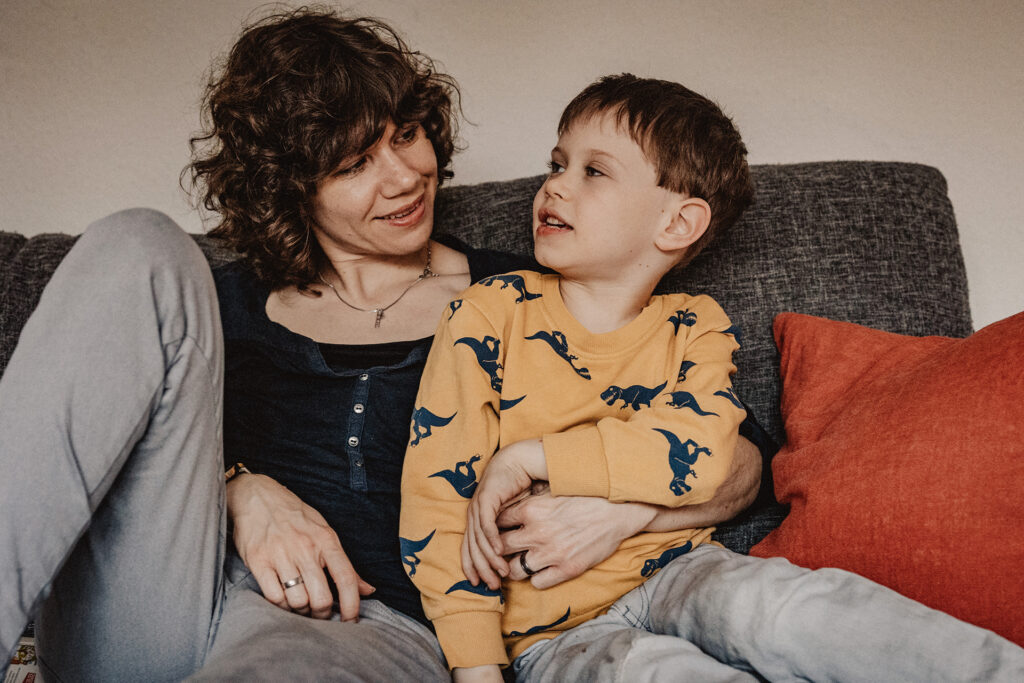 Frau Fotografin Isabelle Schiminski Familienfotografin aus Schlangenbad für Wiesbaden und den Rheingau. Neugeborenenfotografie. Newborn. Wochenbettfotografie. Dokumentarisch.