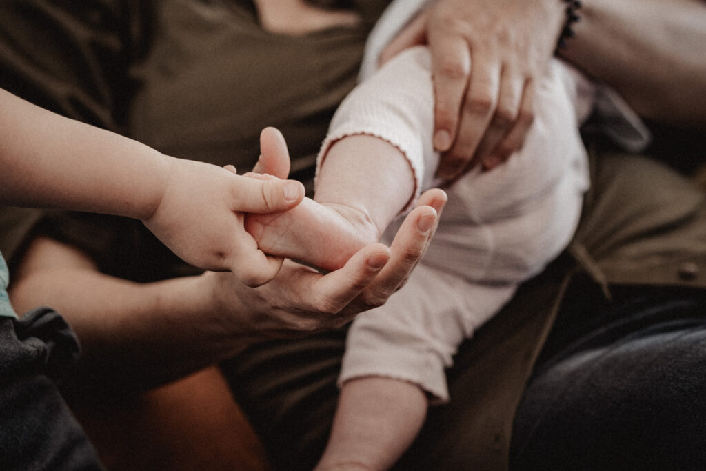 Isabelle Schiminski Frau Fotografin Wochenbett Neugeborenen Stillfotos Newborn mit4i Wiesbaden Schlangenbad Rheingau