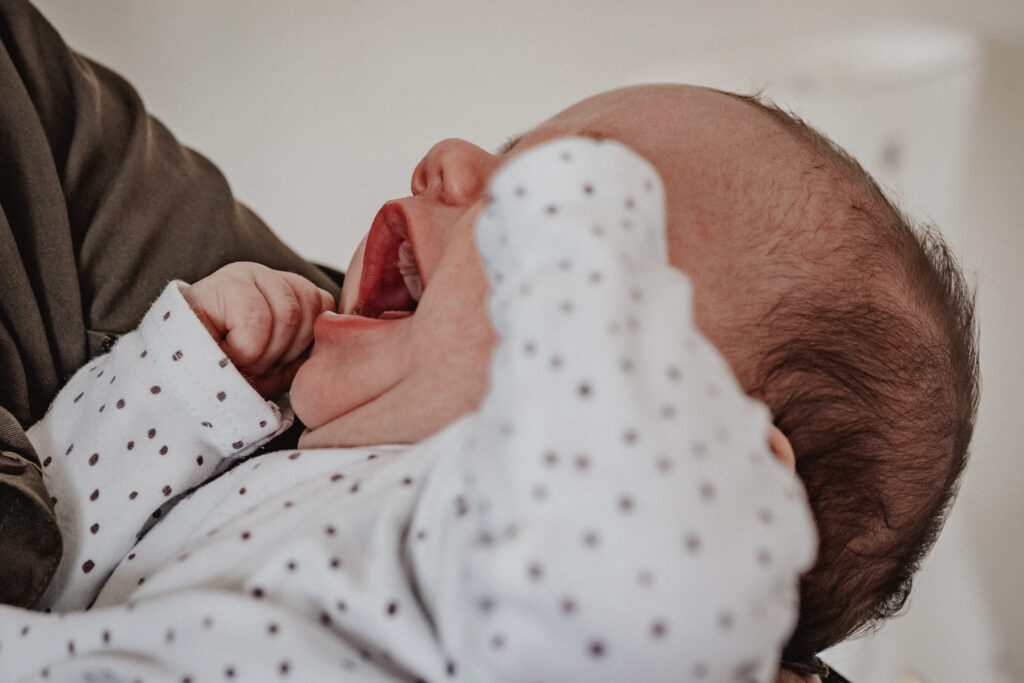 Isabelle Schiminski Frau Fotografin Wochenbett Neugeborenen Stillfotos Newborn mit4i Wiesbaden Schlangenbad Rheingau