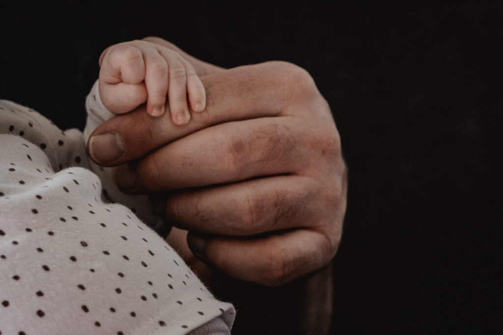 Isabelle Schiminski Frau Fotografin Wochenbett Neugeborenen Stillfotos Newborn mit4i Wiesbaden Schlangenbad Rheingau