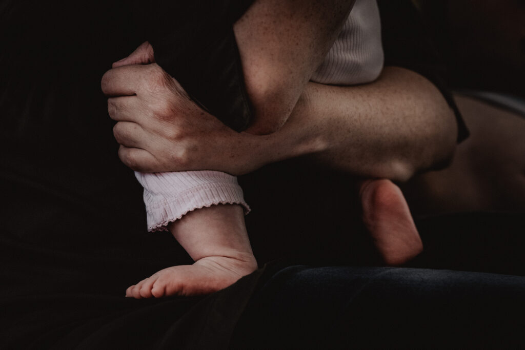 Isabelle Schiminski Frau Fotografin Wochenbett Neugeborenen Stillfotos Newborn mit4i Wiesbaden Schlangenbad Rheingau