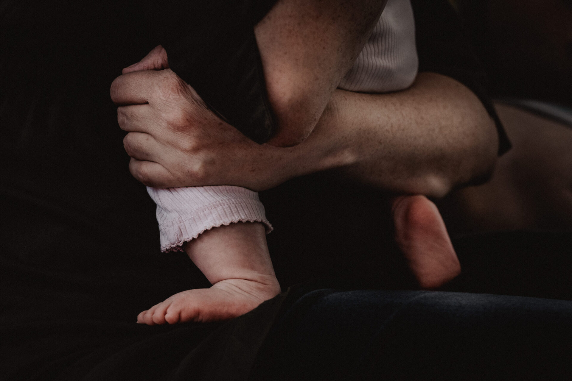 Isabelle Schiminski Frau Fotografin Wochenbett Neugeborenen Stillfotos Newborn mit4i Wiesbaden Schlangenbad Rheingau