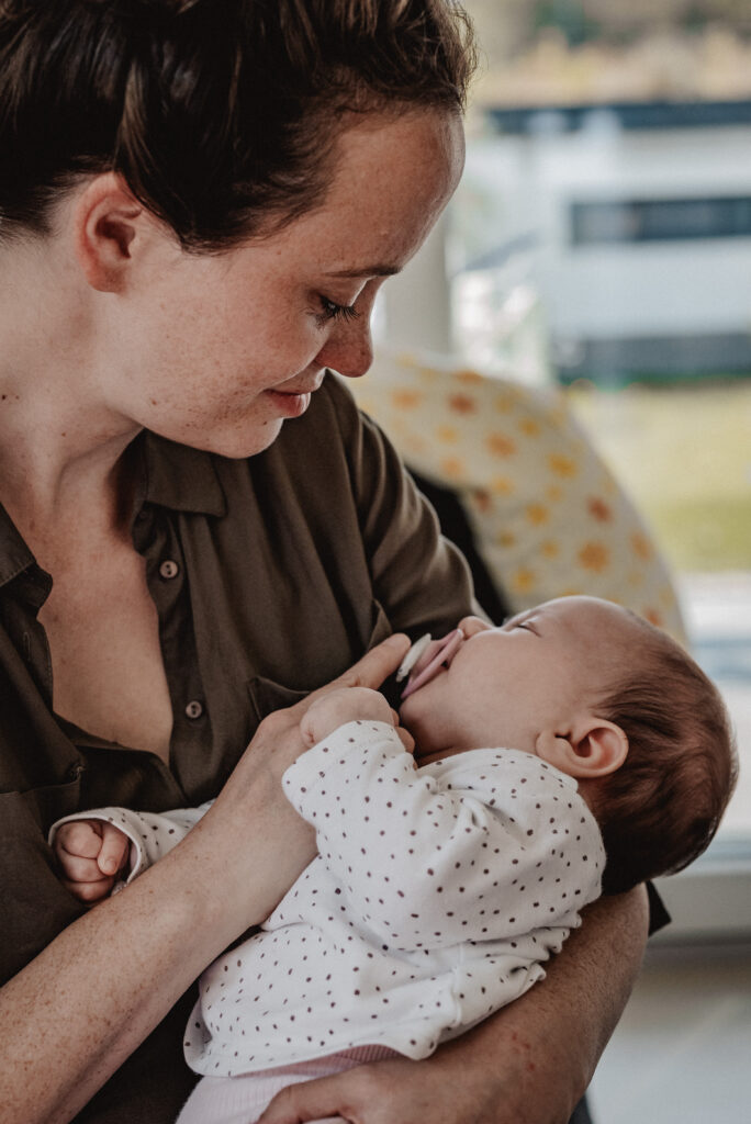 Isabelle Schiminski Frau Fotografin Wochenbett Neugeborenen Stillfotos Newborn mit4i Wiesbaden Schlangenbad Rheingau