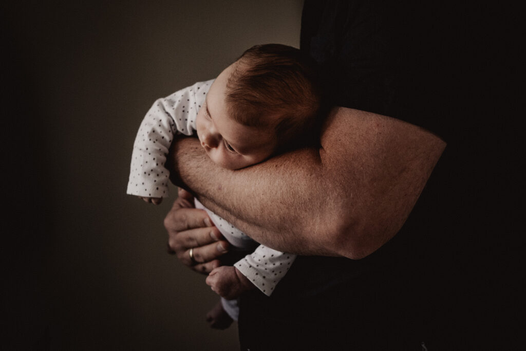 Isabelle Schiminski Frau Fotografin Wochenbett Neugeborenen Stillfotos Newborn mit4i Wiesbaden Schlangenbad Rheingau