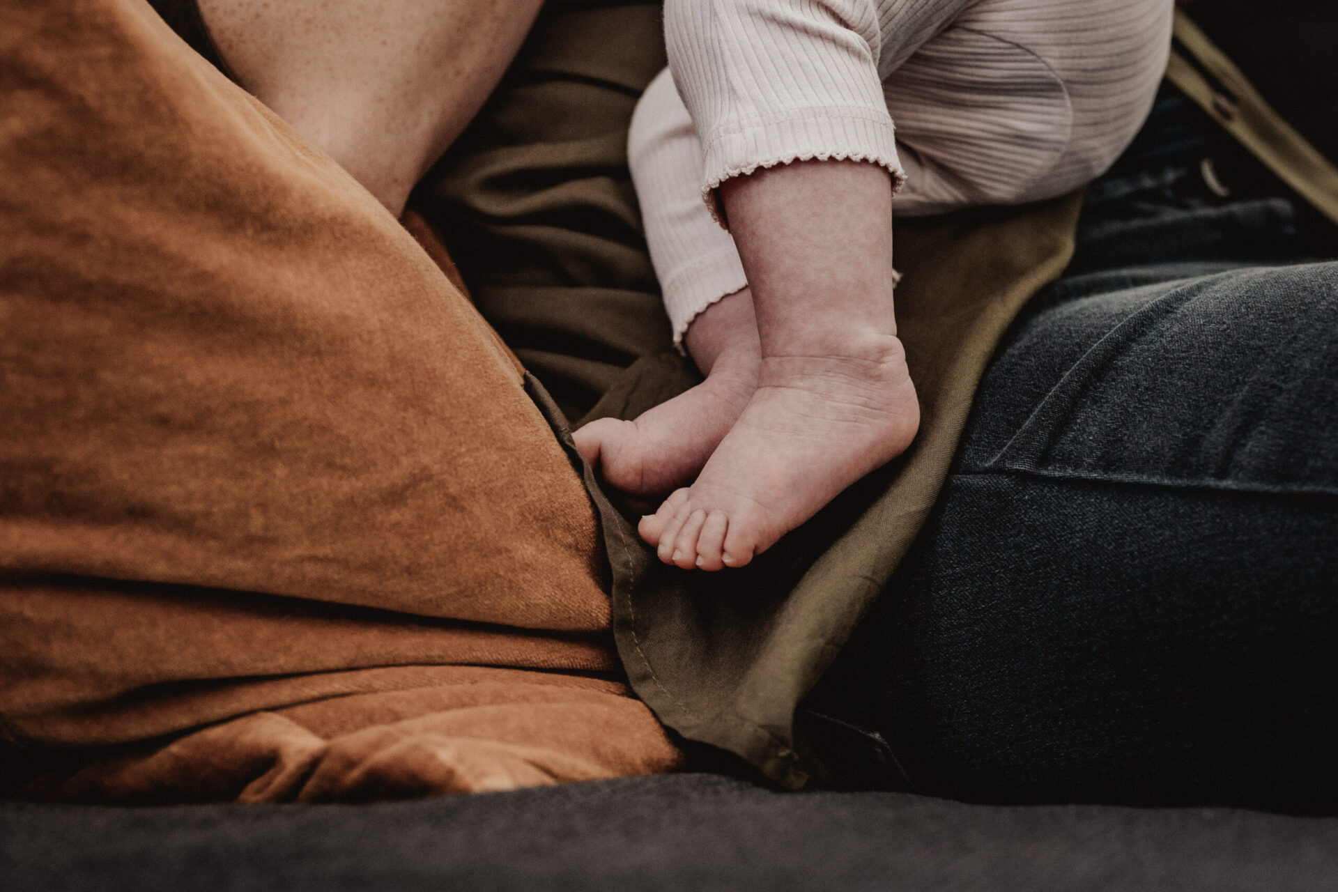 Isabelle Schiminski Frau Fotografin Wochenbett Neugeborenen Stillfotos Newborn mit4i Wiesbaden Schlangenbad Rheingau