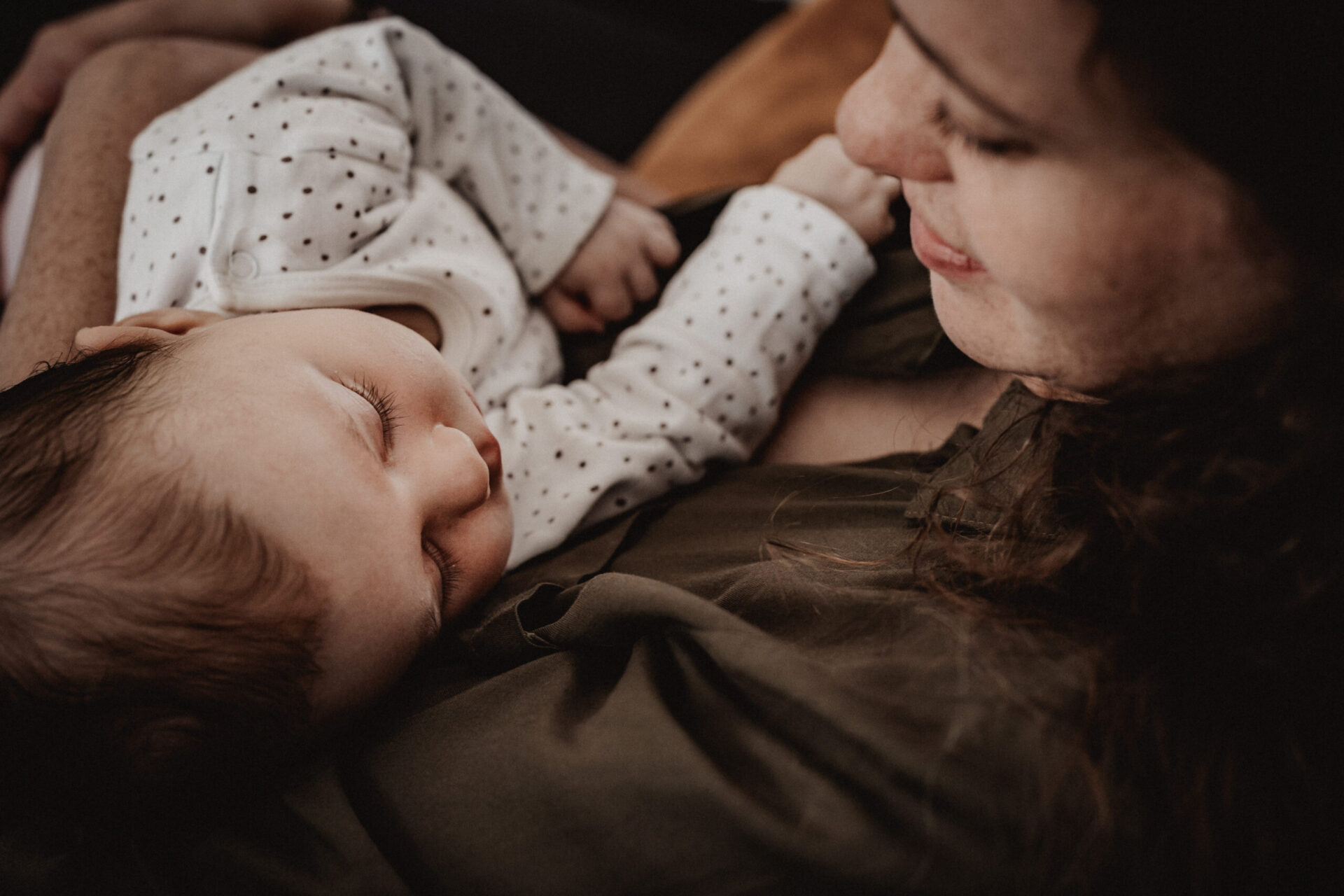 Isabelle Schiminski Frau Fotografin Wochenbett Neugeborenen Stillfotos Newborn mit4i Wiesbaden Schlangenbad Rheingau