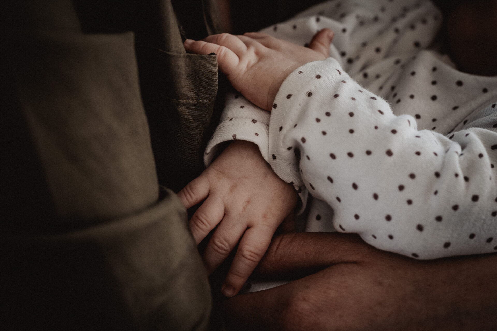 Isabelle Schiminski Frau Fotografin Wochenbett Neugeborenen Stillfotos Newborn mit4i Wiesbaden Schlangenbad Rheingau