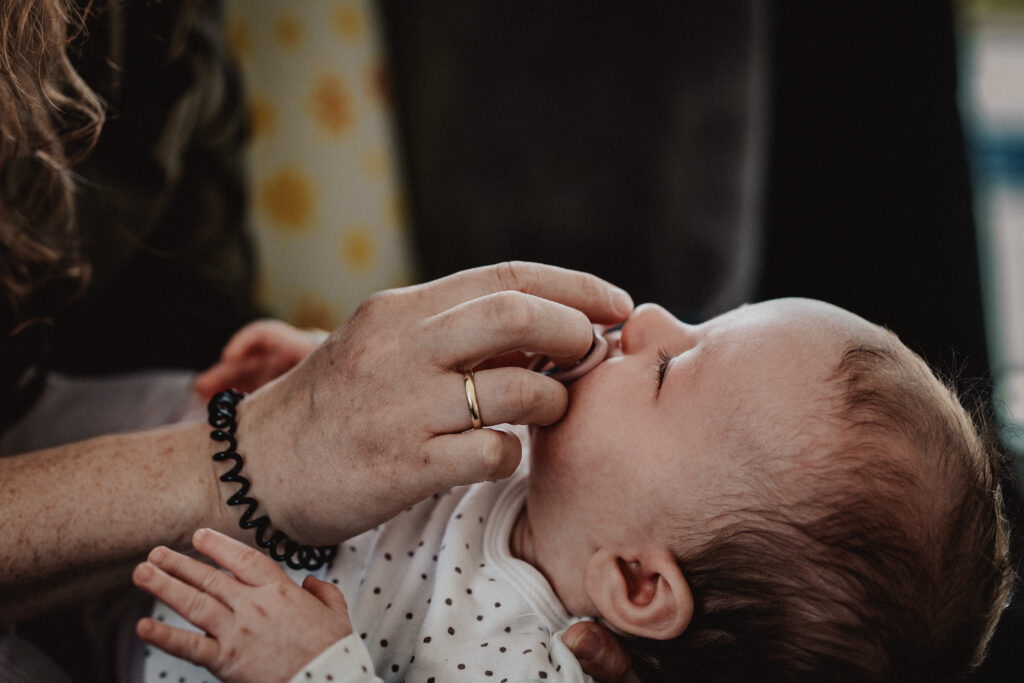Isabelle Schiminski Frau Fotografin Wochenbett Neugeborenen Stillfotos Newborn mit4i Wiesbaden Schlangenbad Rheingau